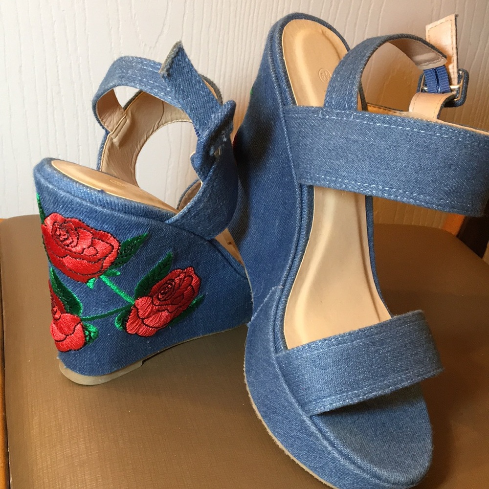 Wild Diva | Denim Wedge w/ Rose Detail | Sz: 6.5